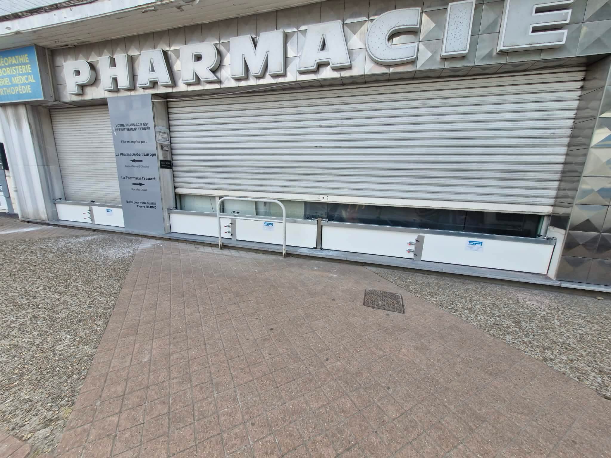 Batardeau installé devant un commerce