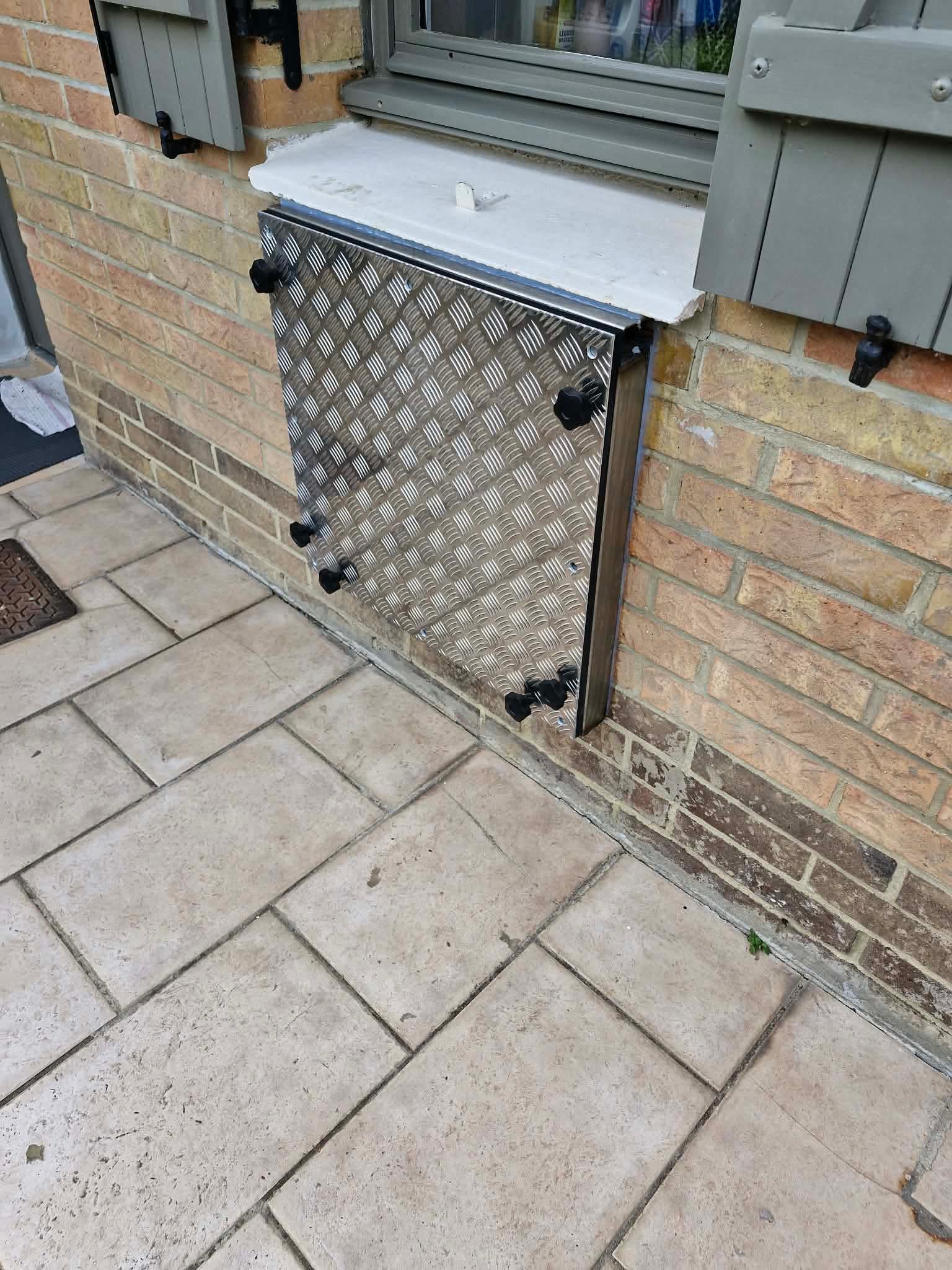 Obturateur sur-mesure pour grille de ventilation ou soupirail - réalisation 1