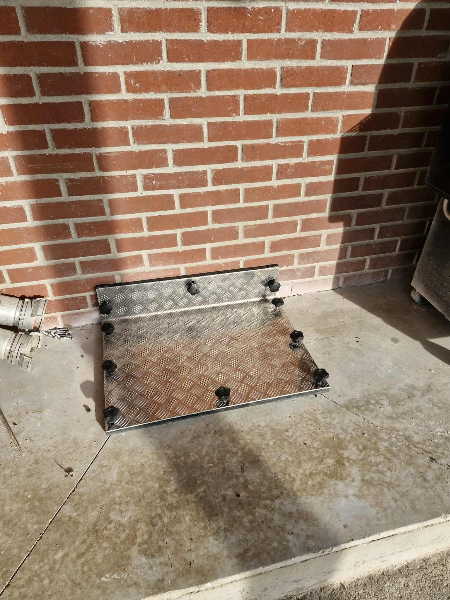 Obturateur sur-mesure pour grille de ventilation ou soupirail - réalisation 2