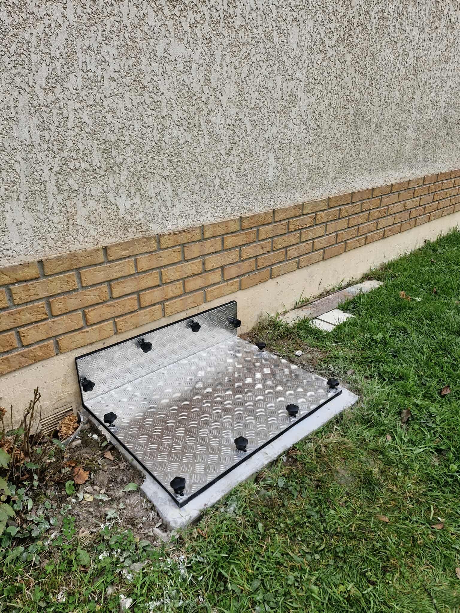 Obturateur sur-mesure pour grille de ventilation ou soupirail - réalisation 8