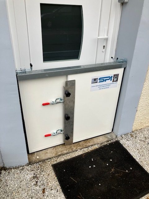 Batardeau SPI entièrement installé devant une porte d'entrée