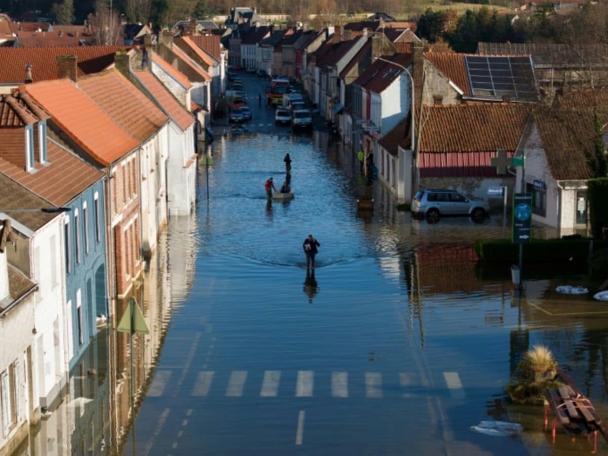 Rue inondée lors d'une crue dans les Hauts-de-France