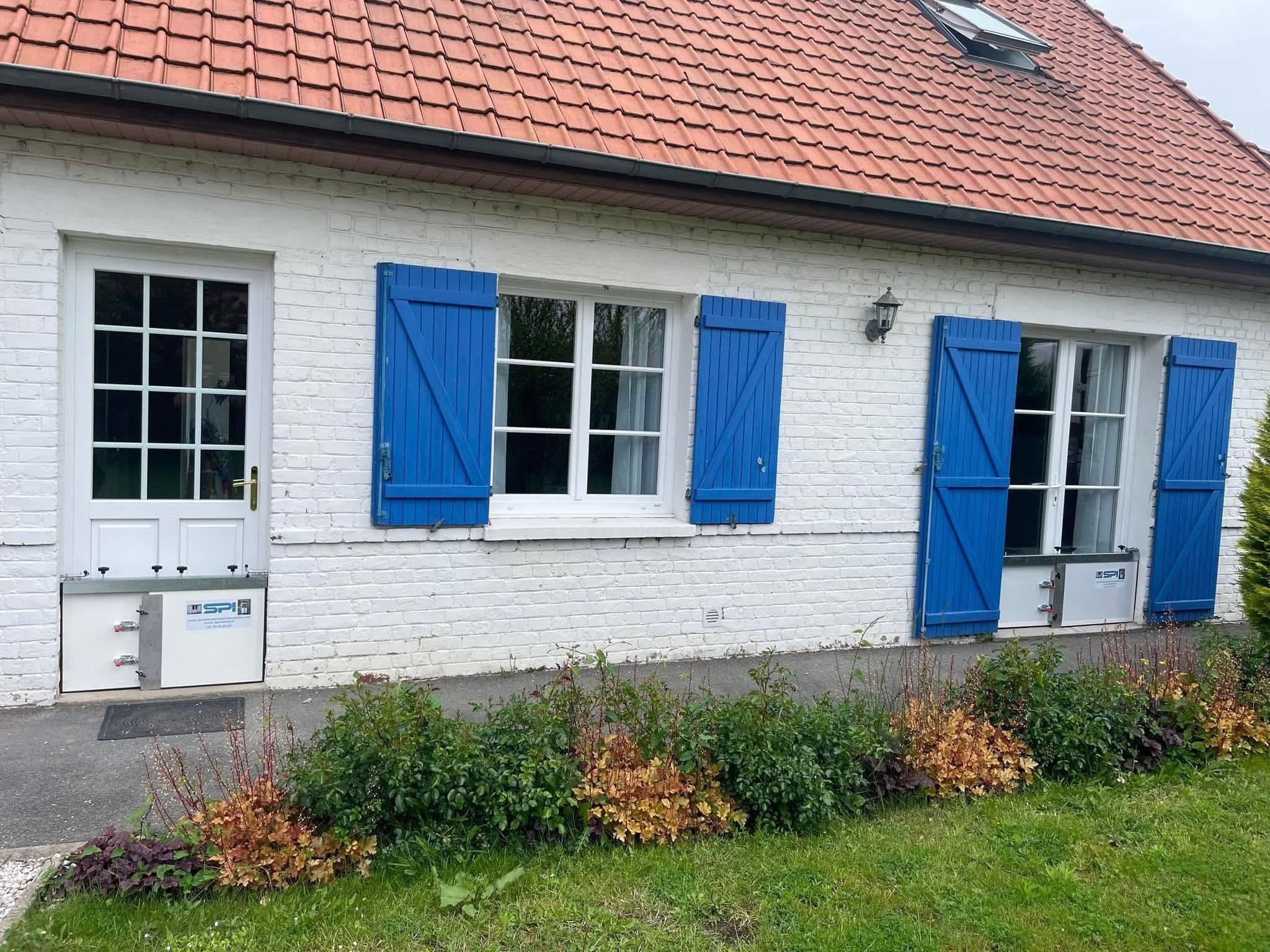 Maison protégée des inondations par des batardeaux sur-mesure