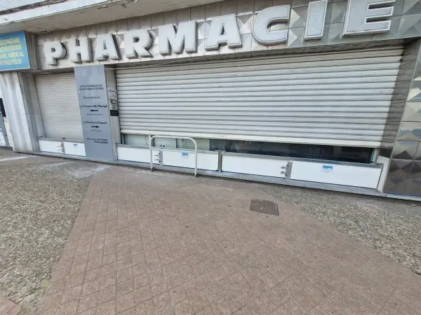 Batardeau installé devant un commerce